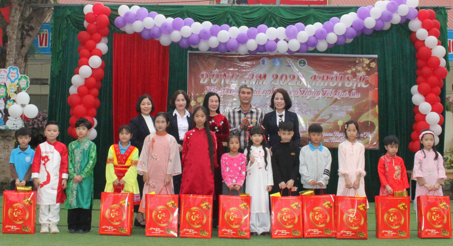 Văn phòng Việt Bắc - Báo Giáo dục và Thời đại cùng trường TH Trưng Vương trao quà cho học sinh trường TH Quảng Chu.