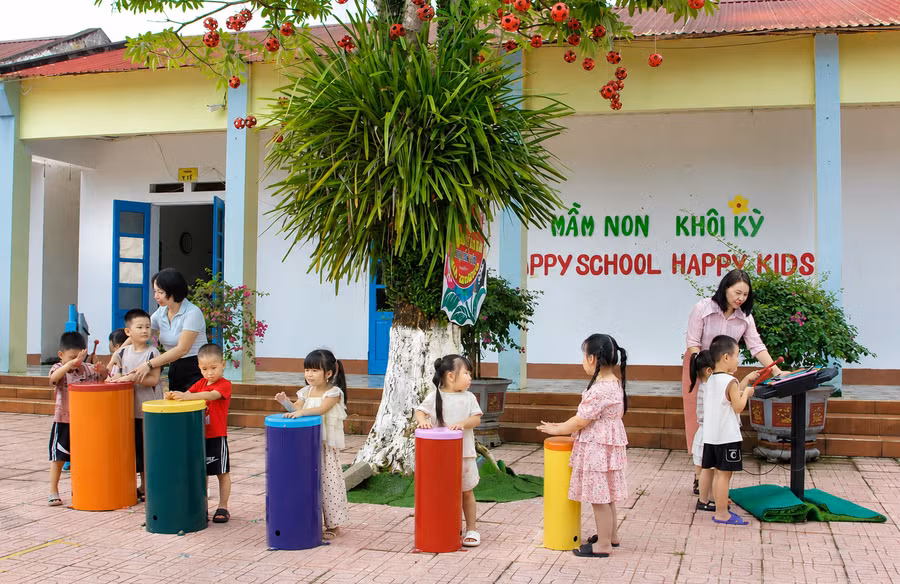 Cô và trò Trường Mầm non Khôi Kỳ (xã Đại Từ, Thái Nguyên).