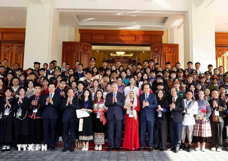 ttxvn-tong-bi-thu-gap-mat-hoc-sinh-sinh-vien-thanh-nien-dan-toc-thieu-so-xuat-sac-tieu-bieu-1-1766736915219-17667369160261579063927.jpg