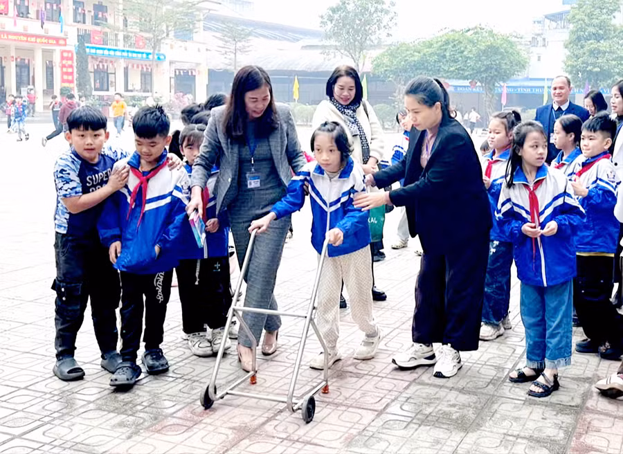 Em Kim Thanh Bình (lớp 3B, Trường Tiểu học Sơn Cẩm 1, phường Quan Triều, tỉnh Thái Nguyên) được hỗ trợ tập đi. 