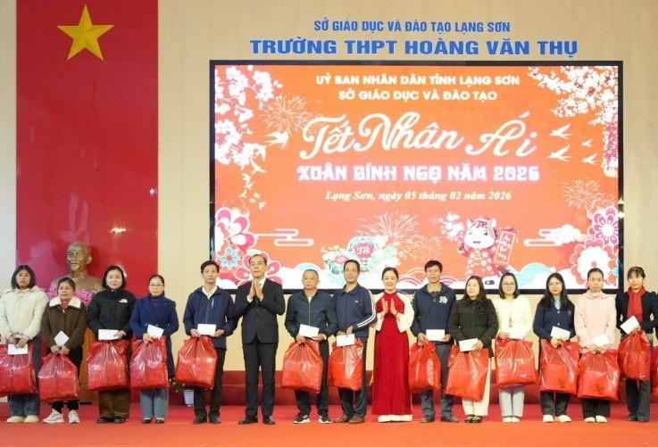 Lãnh đạo Sở GD&ĐT Lạng Sơn trao tặng quà Tết cho giáo viên, nhân viên.
