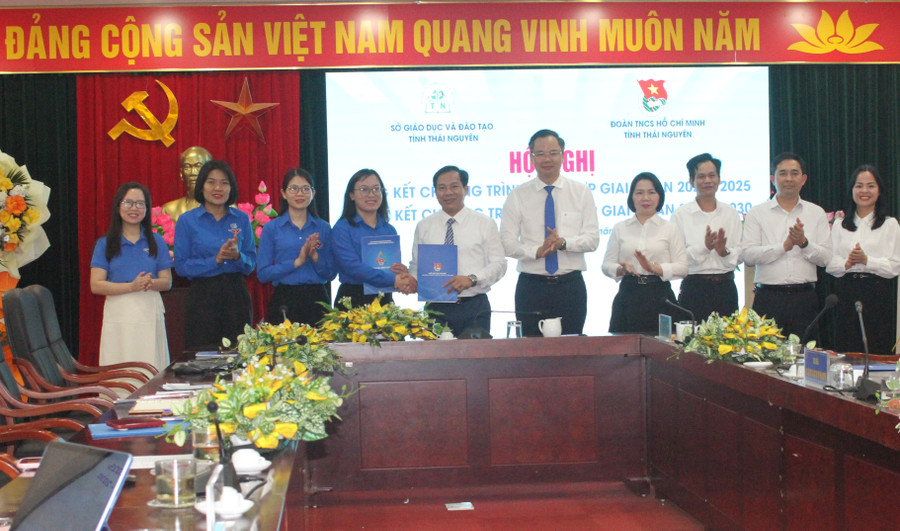 Lãnh đạo Sở GD&ĐT Thái Nguyên, Tỉnh Đoàn Thái Nguyên chứng kiến lễ ký kết chương trình phối hợp giữa hai bên.