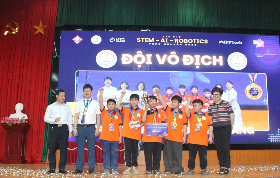 Lãnh đạo Sở GD&ĐT Thái Nguyên, Viện Nghiên cứu Thiết kế Trường học (Bộ GD&ĐT) trao cúp vô địch cho đội Trường TH Nha Trang.