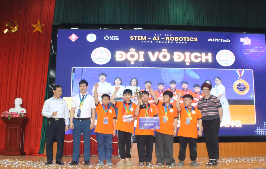 Lãnh đạo Sở GD&ĐT Thái Nguyên, Viện Nghiên cứu Thiết kế Trường học (Bộ GD&ĐT) trao cúp vô địch cho đội Trường TH Nha Trang.