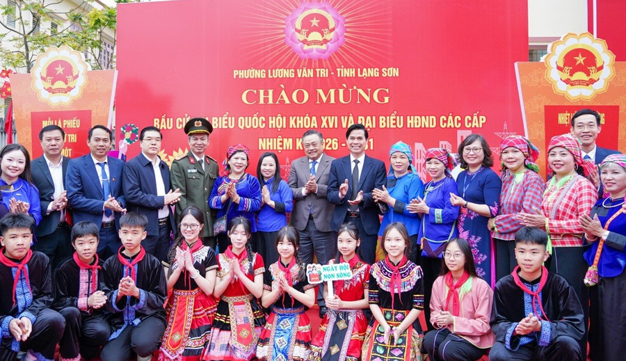 Đại biểu và cử tri tại đơn vị bầu cử số 2, Khu vực bỏ phiếu số 6, phường Lương Văn Tri, Lạng Sơn.