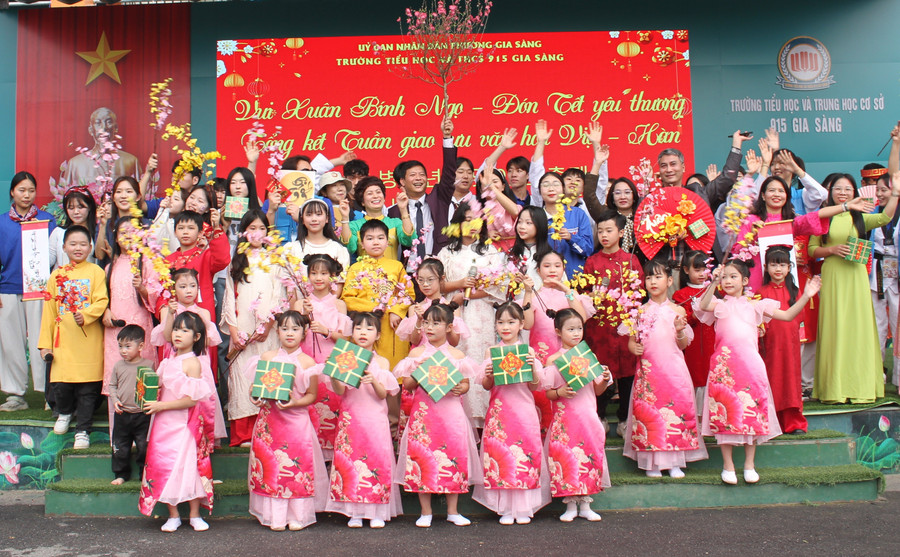 Giao lưu văn hóa Việt - Hàn giữa Trường TH&THCS 915 Gia Sàng và Trường Đại học Thành phố Seoul, Hàn Quốc.