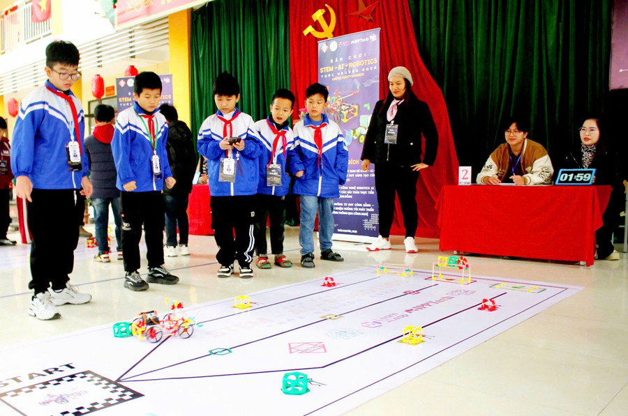 Học sinh hào hứng thi đấu tại Sân chơi STEM - AI - Robotics Thái Nguyên 2026.