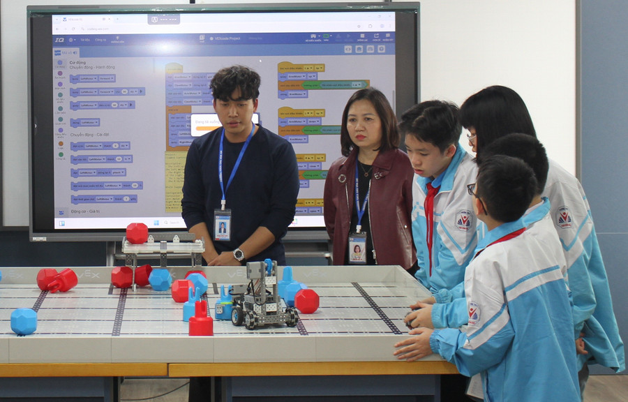 Hoạt động trải nghiệm tại phòng thực hành giáo dục STEM trường THCS Chu Văn An, Thái Nguyên.