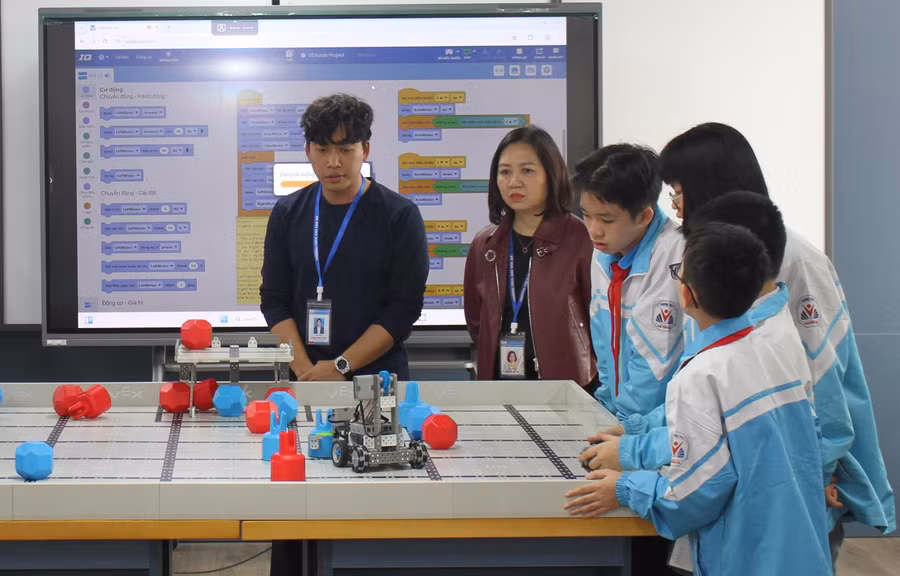 Hoạt động trải nghiệm tại phòng thực hành giáo dục STEM trường THCS Chu Văn An, Thái Nguyên.