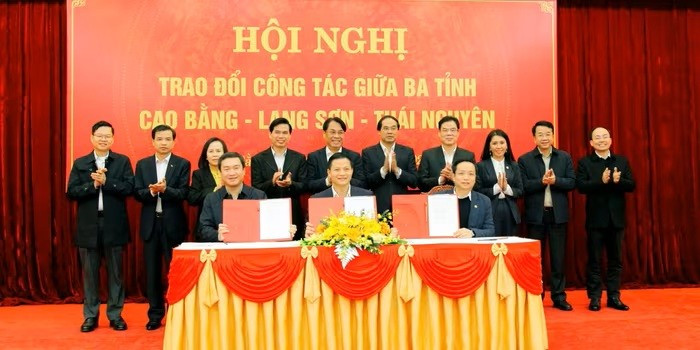 Chủ tịch UBND 3 tỉnh Cao Bằng - Lạng Sơn - Thái Nguyên ký Bản ghi nhớ. Ảnh: BCB