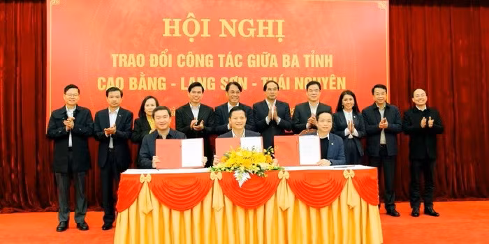 Chủ tịch UBND 3 tỉnh Cao Bằng - Lạng Sơn - Thái Nguyên ký Bản ghi nhớ. Ảnh: BCB