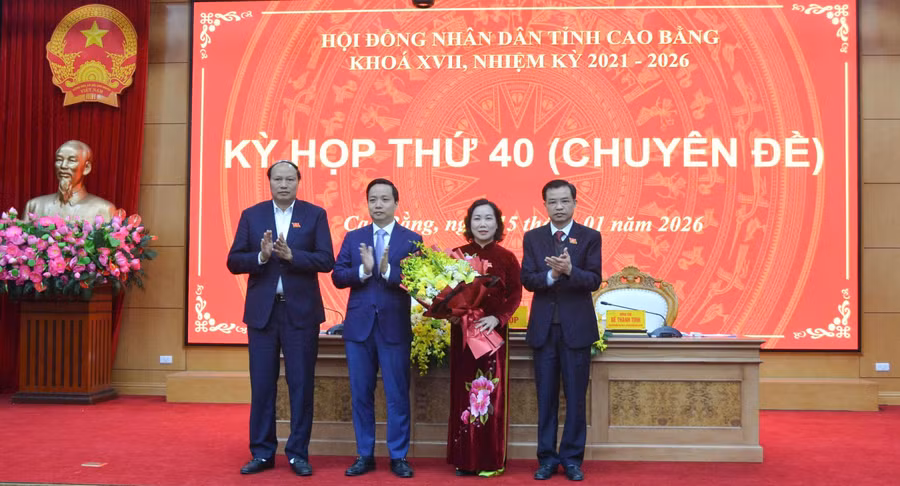 Lãnh đạo HĐND, UBND tỉnh tặng hoa chúc mừng tân Phó Chủ tịch UBND tỉnh Hà Nhật Lệ.