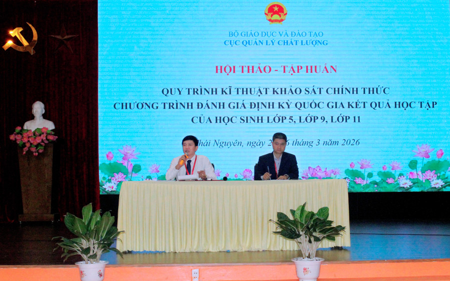 Lãnh đạo Cục Quản lý chất lượng, Cục Khoa học, Công nghệ và Thông tin (Bộ GD&ĐT) điều hành thảo luận.