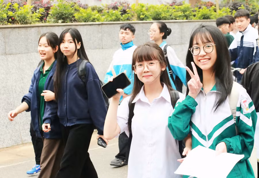 Học sinh tham gia, tập dượt qua đợt thi thử vào lớp 10.