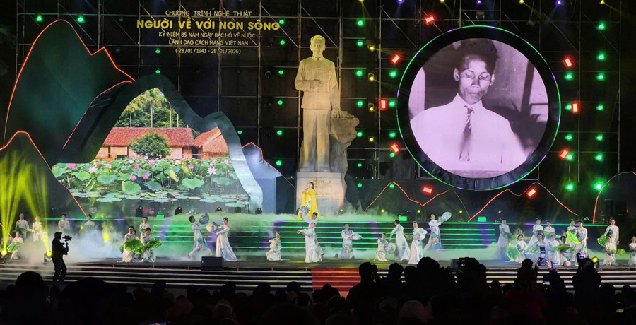 Chương trình nghệ thuật “Người về với non sông” được dàn dựng công phu.