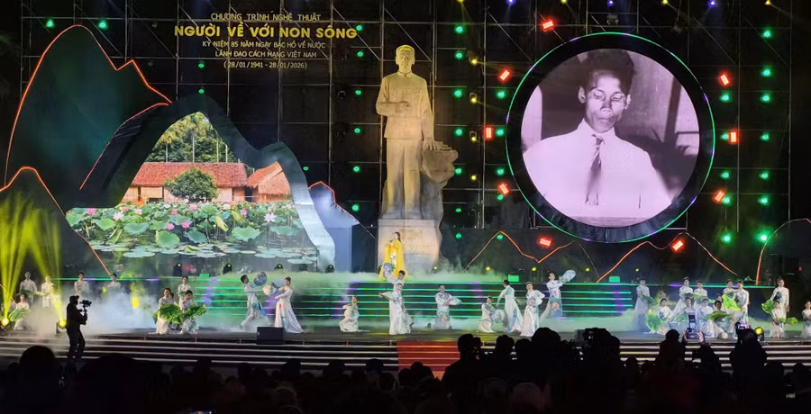Chương trình nghệ thuật “Người về với non sông” được dàn dựng công phu.