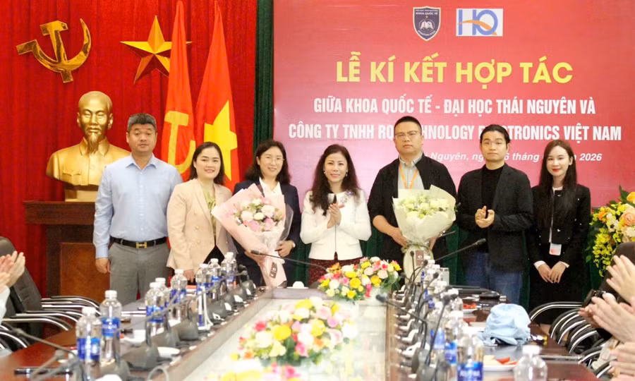 Lễ ký kết hợp tác giữa Khoa Quốc tế (ĐH Thái Nguyên) và Công ty RQ Technology Electronics Việt Nam.