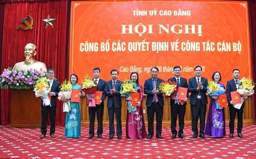 Lãnh đạo tỉnh Cao Bằng trao quyết định và tặng hoa chúc mừng các cán bộ nhận nhiệm vụ mới. Ảnh: BCB