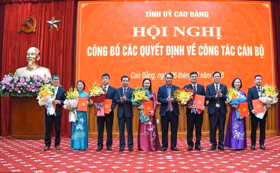 Lãnh đạo tỉnh Cao Bằng trao quyết định và tặng hoa chúc mừng các cán bộ nhận nhiệm vụ mới. Ảnh: BCB