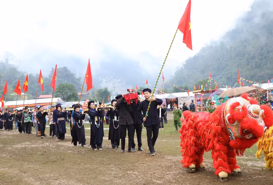 Nghi thức rước cỗ tại Lễ hội Lồng Tồng Ba Bể, Thái Nguyên.