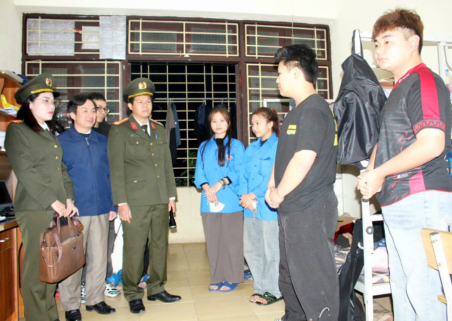 Sinh viên ĐH Thái Nguyên được cán bộ Phòng PA03 Công an tỉnh Thái Nguyên kiểm tra, hướng dẫn, tuyên truyền về đảm bảo an ninh trật tự.