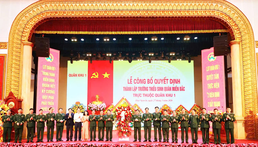 Các đại biểu chúc mừng Trường Thiếu sinh quân miền Bắc.