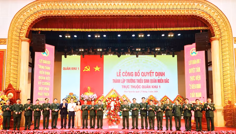 Các đại biểu chúc mừng Trường Thiếu sinh quân miền Bắc.