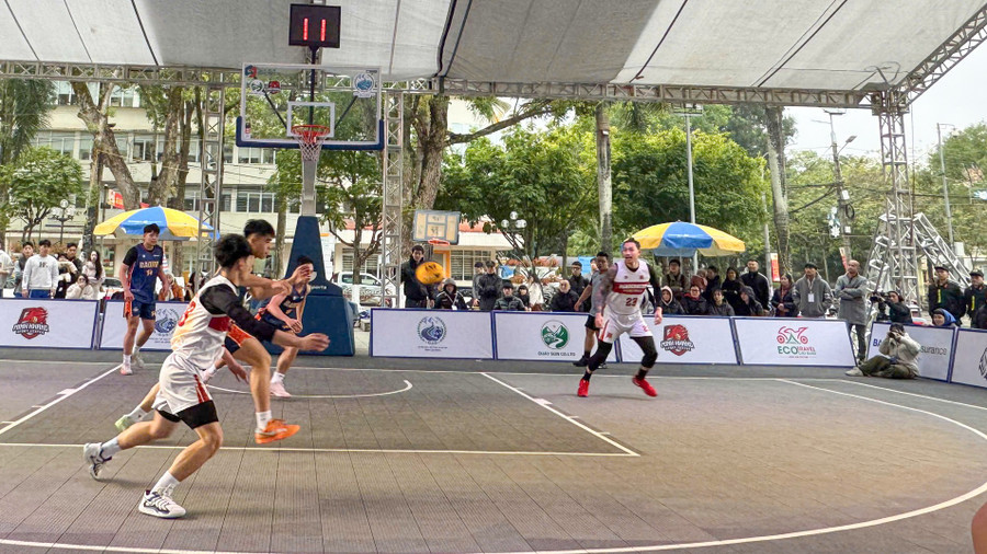 Các vận động viên thi đấu tại Giải bóng rổ 3x3 Cao Bằng mở rộng.