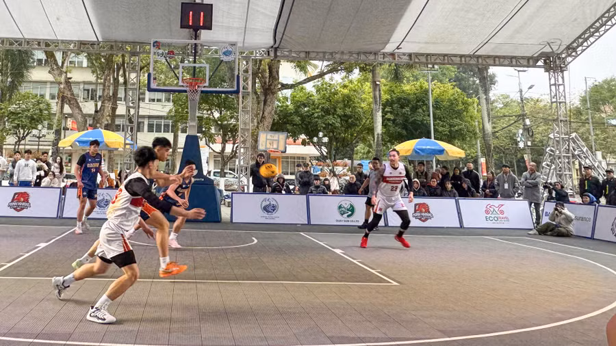 Các vận động viên thi đấu tại Giải bóng rổ 3x3 Cao Bằng mở rộng.