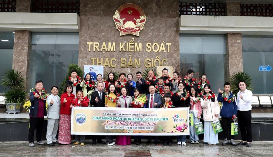 Sở Văn hóa, Thể thao và Du lịch tỉnh Cao Bằng tổ chức đón đoàn khách quốc tế đầu tiên "xông đất" Cao Bằng ngày mồng 1 Tết Bính Ngọ 2026.