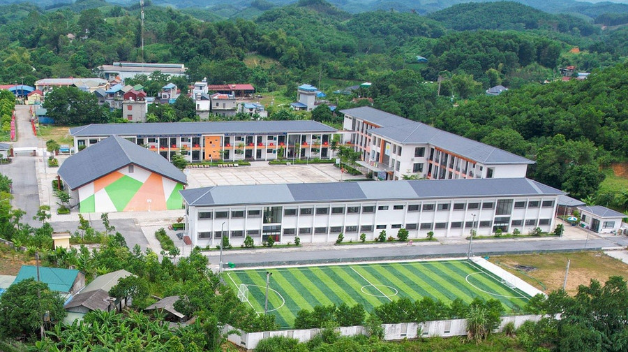 Trường THPT Tức Tranh (xã Vô Tranh, tỉnh Thái Nguyên) được đầu tư xây dựng khang trang, hiện đại.