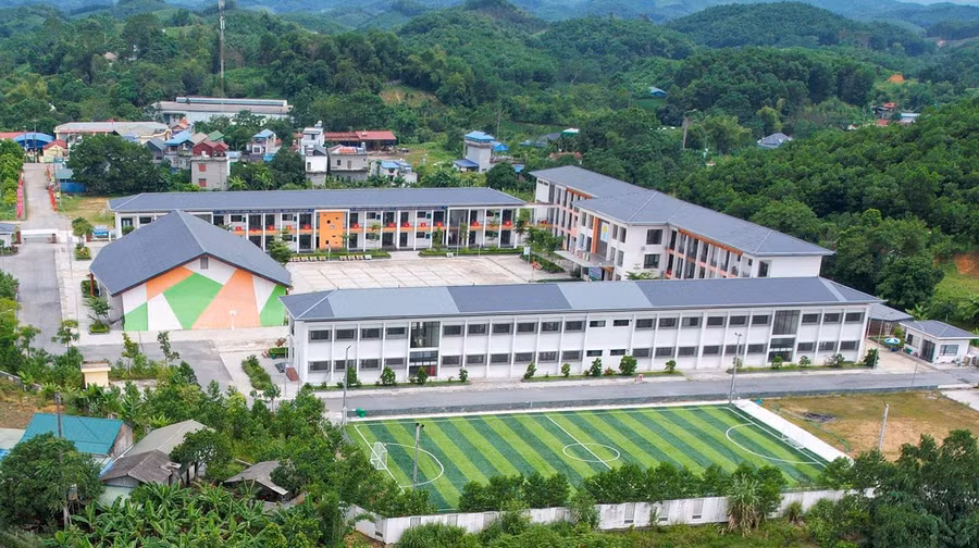 Trường THPT Tức Tranh (xã Vô Tranh, tỉnh Thái Nguyên) được đầu tư xây dựng khang trang, hiện đại.