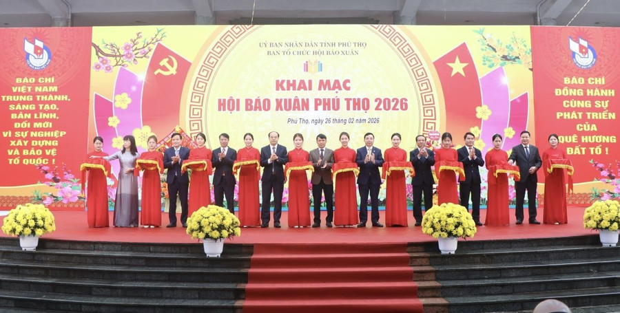 Các đại biểu cắt băng khai mạc Hội báo Xuân Phú Thọ 2026.