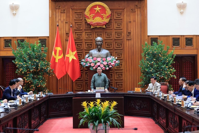 Thủ tướng Phạm Minh Chính chủ trì cuộc họp với các bộ, ngành Trung ương và tỉnh Phú Thọ về tình hình khắc phục hư hỏng công trình cầu sông Lô. (Ảnh: VGP/Nhật Bắc)