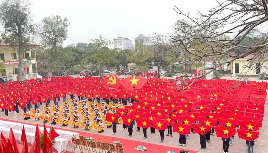 Học sinh trường THCS Cao Xá đồng diễn tại hoạt động trải nghiệm “Xuân yêu thương - Vững niềm tin với Đảng”.