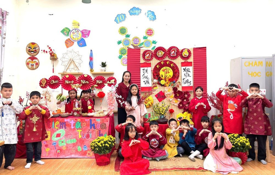 Cô và trò Trường Tiểu học thị trấn Yên Lạc tại Hội thi trang trí góc Tết tại lớp.