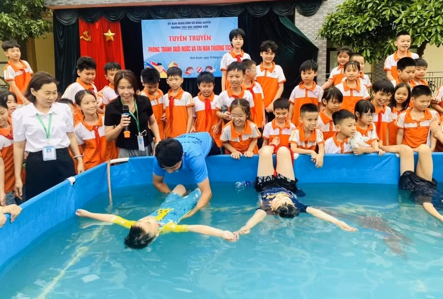 Học sinh Trường Tiểu học Hương Sơn được tuyên truyền minh họa trực quan.