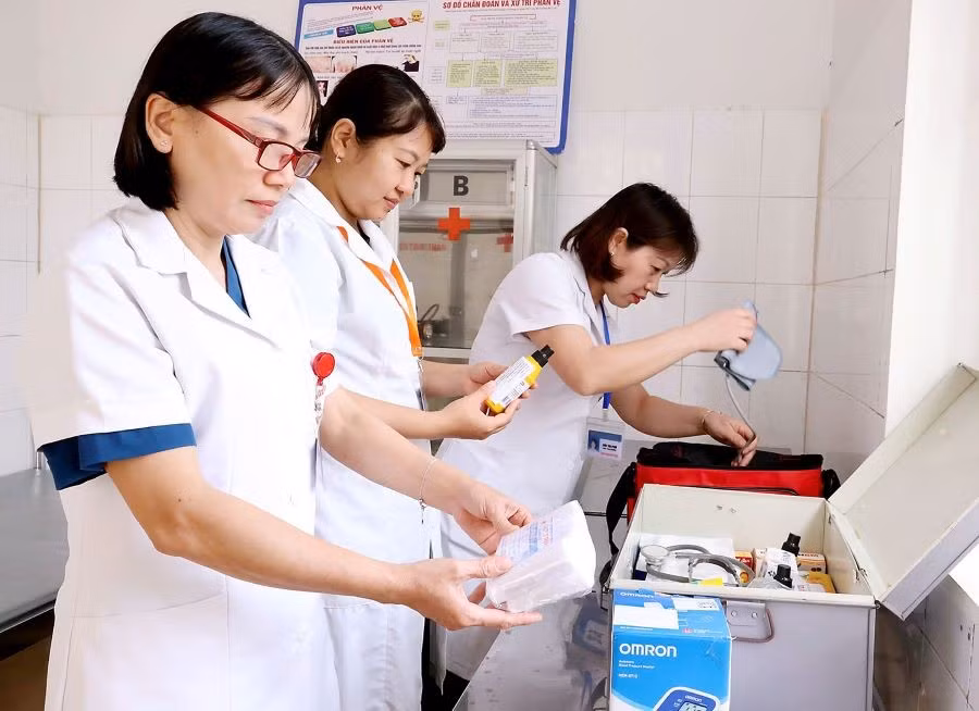 Cán bộ Trạm Y tế xã Hy Cương chuẩn bị thuốc, vật tư, thiết bị y tế sẵn sàng thực hiện nhiệm vụ trực cấp cứu tại Khu Di tích lịch sử Đền Hùng (Ảnh: Huyền Trang). 4.jpg