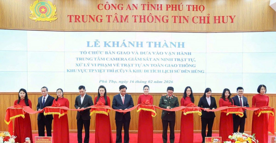 Các đại biểu cắt băng khánh thành.