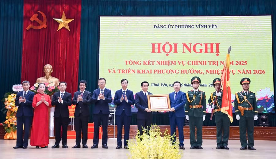 Thừa ủy quyền của Chủ tịch nước, ông Bùi Huy Vĩnh, Phó Bí thư Tỉnh ủy Phú Thọ trao Huân chương Lao động hạng Nhì cho Nhân dân và cán bộ phường Vĩnh Yên.