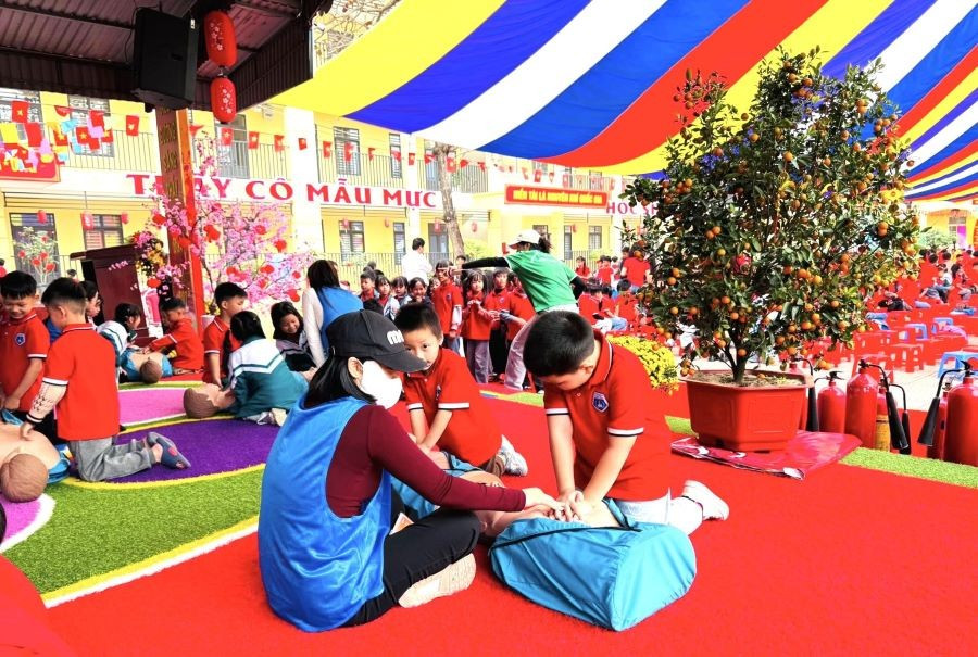 HS trường Tiểu học Thụy Vân được trải nghiệm thực hành sơ cứu người bị nạn.