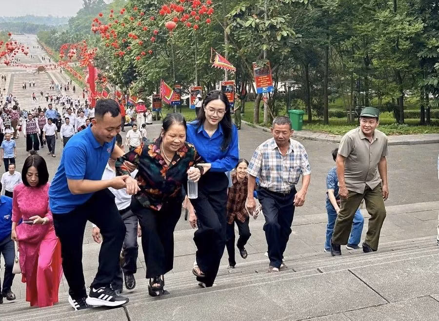 Đoàn viên, thanh niên tỉnh Phú Thọ hỗ trợ du khách. (Ảnh: Tỉnh Đoàn Phú Thọ)