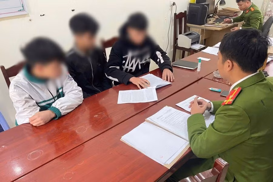 Các học sinh làm việc với cơ quan công an. (ảnh: Công an tỉnh Phú Thọ)