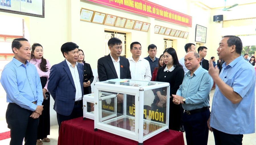 Ông Nguyễn Hữu Đông, Chủ nhiệm Ủy ban Công tác đại biểu của Quốc hội cùng các đại biểu kiểm tra khu vực bỏ phiếu tại phường Phú Thọ.