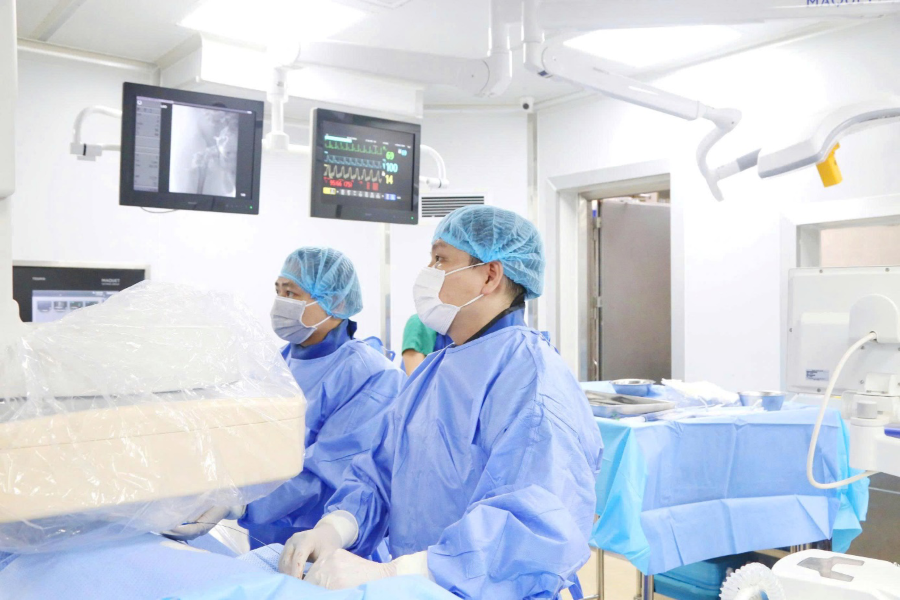 TS. BS Trần Quang Lục thực hiện kỹ thuật can thiệp nút mạch u gan cho người bệnh.