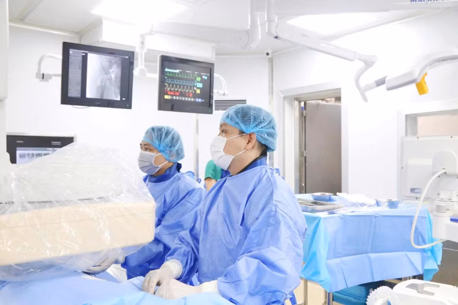 TS. BS Trần Quang Lục thực hiện kỹ thuật can thiệp nút mạch u gan cho người bệnh.