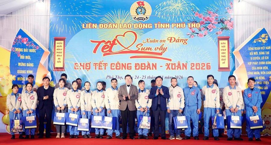 Các đại biểu trao quà Tết cho đoàn viên, công nhân lao động.