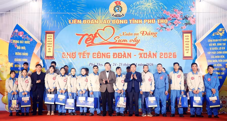 Các đại biểu trao quà Tết cho đoàn viên, công nhân lao động.