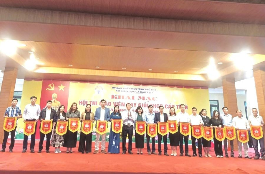 Ban Tổ chức trao cờ lưu niệm cho đại diện các đơn vị tham gia.