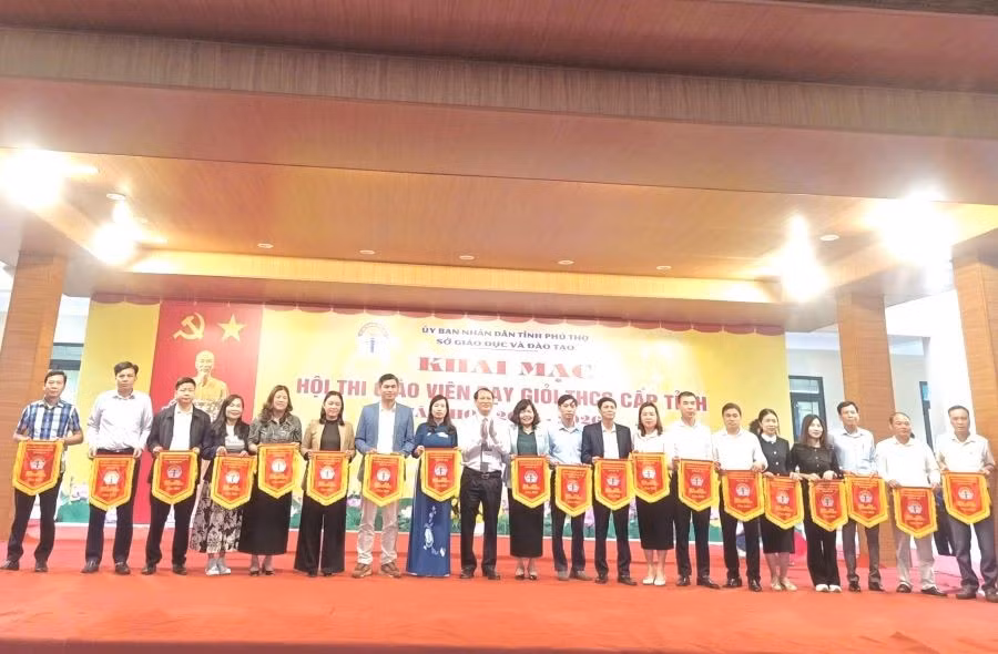 Ban Tổ chức trao cờ lưu niệm cho đại diện các đơn vị tham gia.